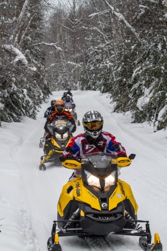Snowmobile group enjoying the trails of the Temiskaming region. / Groupe de motoneigistes profitant des sentiers de la région du Témiskaming.