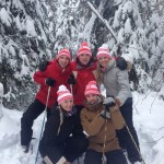 Family snowshoeing during a stay at the Presidents' Suites in Haileybury. / Famille en raquette pendant un séjour aux Suites des Présidents.