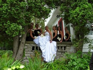 Destination wedding picture in the garden at the Presidents' Suites Villa in Haileybury / photo de mariage dans les jardins aux Suites des Présidents à Temiskaming Shores