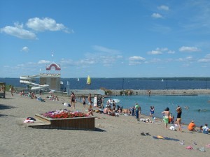 The Haileybury beach and water slide part of the Haileybury waterfront. The Presidents' Suites is located a few minutes walking distance from the waterfront. / La plage publique et glissade d'eau de Haileybury. Les Suites des Présidents sont à quelques minutes de marche du bord de l'eau.