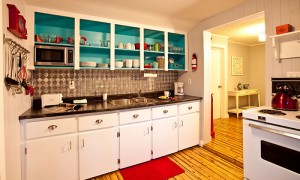 Kitchen area of Little Crooked house, a vacation rental property, with eclectic design / cuisine de la Petite maison croche avec design éclectique