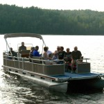 Group heading to the Presidents' Suites Farr Island with a stop to see Devil's Rock / Groupe en route vers l'île Farr avec un arrêt au rocher du diable.