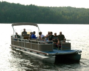 Group heading to the Presidents' Suites Farr Island with a stop to see Devil's Rock / Groupe en route vers l'île Farr avec un arrêt au rocher du diable.