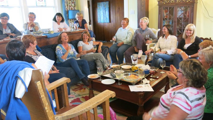 Gathering of friends -Activity Group Enjoying the Presidents' Suites Lumber Baron's House / groupe d'activité profitant de la Maison des barons forestiers des Suites des Présidents