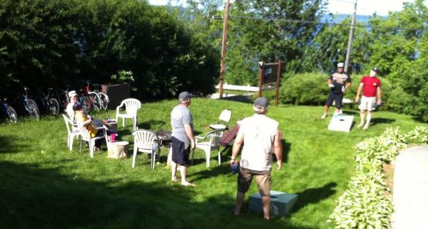 Playing outdoor games between friends at the Presidents' Suites / Groupe d'amis avec des jeux extérieurs aux Suites des Présidents