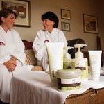 Enjoying the spa basket during a girls getaway at the Presidents' Suites / Groupe profitant du panier spa lors d'une escapade entre amies aux suites des Présidents.