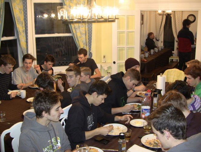 Sport group dining at the Lumber Baron's House / Groupe sportif ayant un repas dans la Maison des barons forestiers