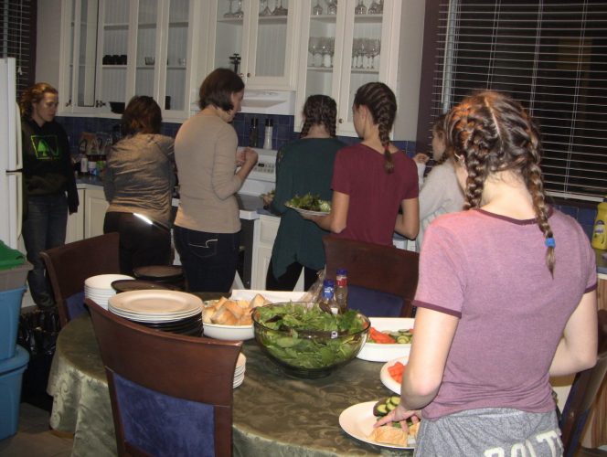 Sport group preparing meal at the Presidents' Suites / Groupe sportif préparant un repas aux Suites des Présidents