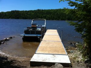 Dock at Farr Island with pontoon. The dock is located on the west side of the island. / Quai à l'île Farr avec ponton. Le quai est situé sur le côté ouest de l'île.