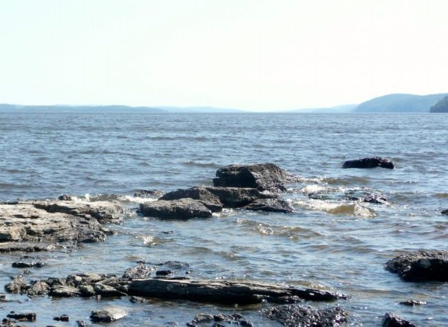 Looking South from Farr Island. The view is simply astonishing and remind people of the Saguenay Fjords. / La vue à partir du bout sud de l'île Farr. Une vue vraiment splendide qui rappelle souvent aux gens les fjords du Saguenay.