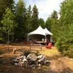 Farr Island reception area with 20x30 party tent, chairs and tables for 50 people, kitchen facilities, fire pit and a lot more / L'endroit de réception de l'île Farr avec tente de 20x30 avec tables et chaises pour 50 personnes, cuisine, BBQ et plus.