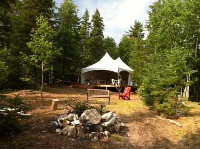 Farr Island reception area with 20x30 party tent, chairs and tables for 50 people, kitchen facilities, fire pit and a lot more / L'endroit de réception de l'île Farr avec tente de 20x30 avec tables et chaises pour 50 personnes, cuisine, BBQ et plus.