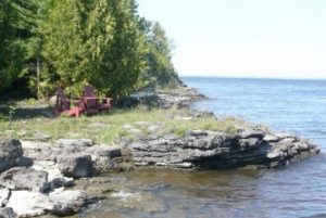 Resting Area on East site of Farr Island with view on the Quebec side / Endroit de repos sur le côté est de l'île Farr avec vue sur le Québec