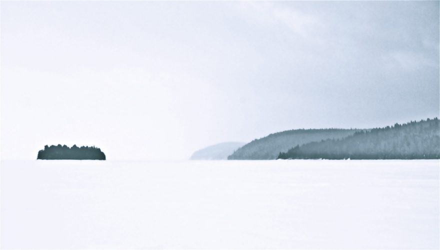 White winter view of Farr Island / Vue d'hiver de l'île Farr sur le lac Temiskaming