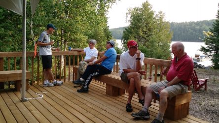 A group enjoying the deck at Farr Island / Un groupe profitant du grand patio à l'île Farr sur le lac Temiskaming