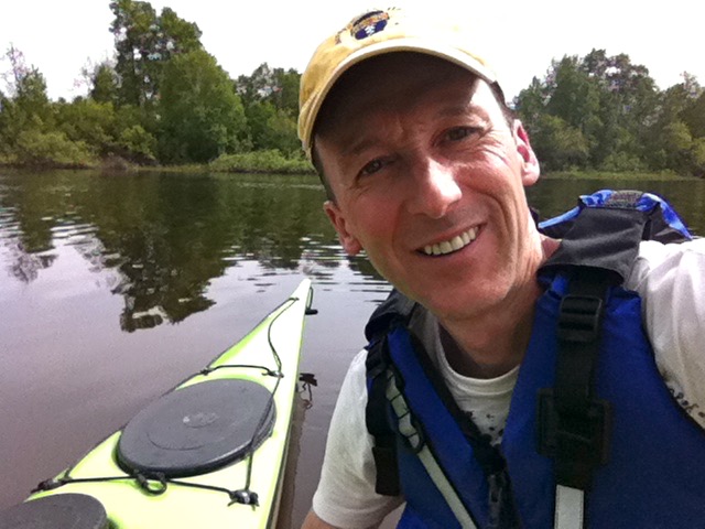 Jocelyn Blais kayaking and co-owner of the Presidents' Suites in Haileybury. / Jocelyn en kayak. Co-propriétaire des Suites des Présidents à Temiskaming Shores.