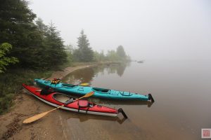 Kayaks at Farr Island on a Foggy Morning / kayaks à l'île Farr par un matin brumeux sur le lac Temiskaming