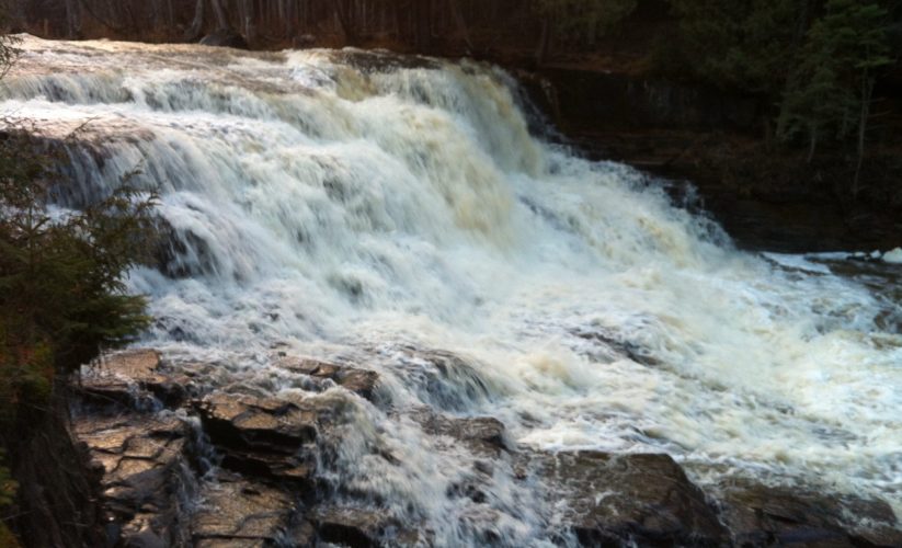 One of the falls at Pete's Dam Park close to New Liskeard. An ideal location for a family hike or picnic / Une chute au parc Pete's Dam près de Temiskaming Shores. Un endroit idéal pour une randonnée en famille ou un piquenique.