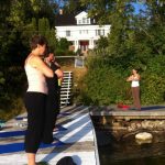 wellness travel - Yoga and meditation on the private dock at the Presidents' Suites in Haileybury. / Yoga et méditation sur le quai privé des Suites des Présidents à Temiskaming Shores