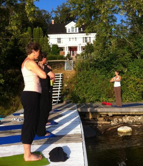 wellness travel - Yoga and meditation on the private dock at the Presidents' Suites in Haileybury. / Yoga et méditation sur le quai privé des Suites des Présidents à Temiskaming Shores