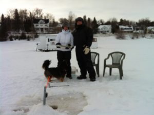 Ice fishing on Lake Temiskaming just across from the Presidents' Suites Villa. / un peu de pêche sur la glace en face de la Villa des Suites des Présidents