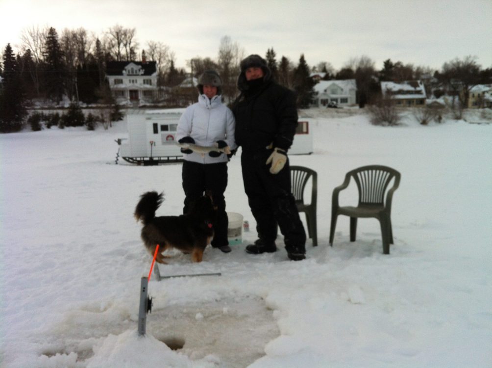 Ice fishing on Lake Temiskaming just across from the Presidents' Suites Villa. / un peu de pêche sur la glace en face de la Villa des Suites des Présidents