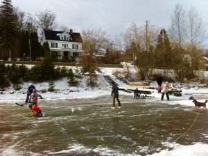 Family enjoying skating rink on Lake Temiskaming right across from the Presidents' Suites / Famille s'amusant sur la patinoire en face des Suites des Presidents