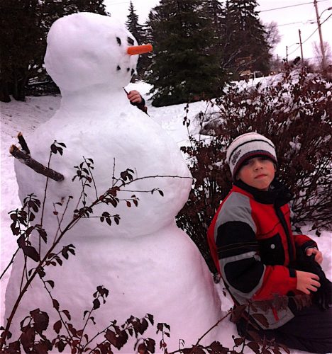 Snowman building at the Villa. Great family winter activity. / Construction d'un bonhomme de neige. Activité hivernale pour les familles.