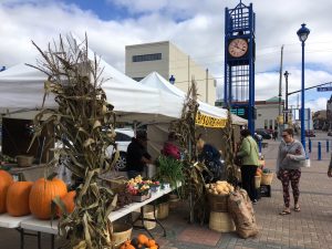 The farmer's market at the old railway station in North Bay / le marché des fermiers à la vieille station de train de North Bay.