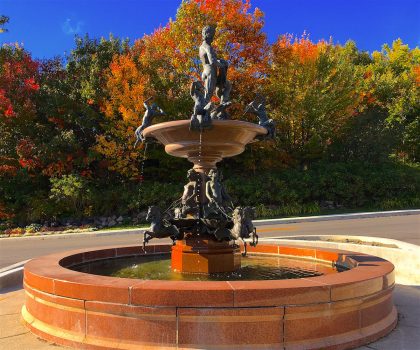 Back in 1918 the town of témiskaming was designed based on the English concept of a garden city. Today we can still admire the flower gardens and the works of art with an European origin. The fountain and Venetian Well is certainly an attraction on its own. / en 1918 la ville deTémiskaming a été construite avec un concept de cité-jardin. Aujourd'hui de nombreaux jardins et oeuvres d'arts sont visibles un peu partout incluant la fontaine et le puit vénitien.