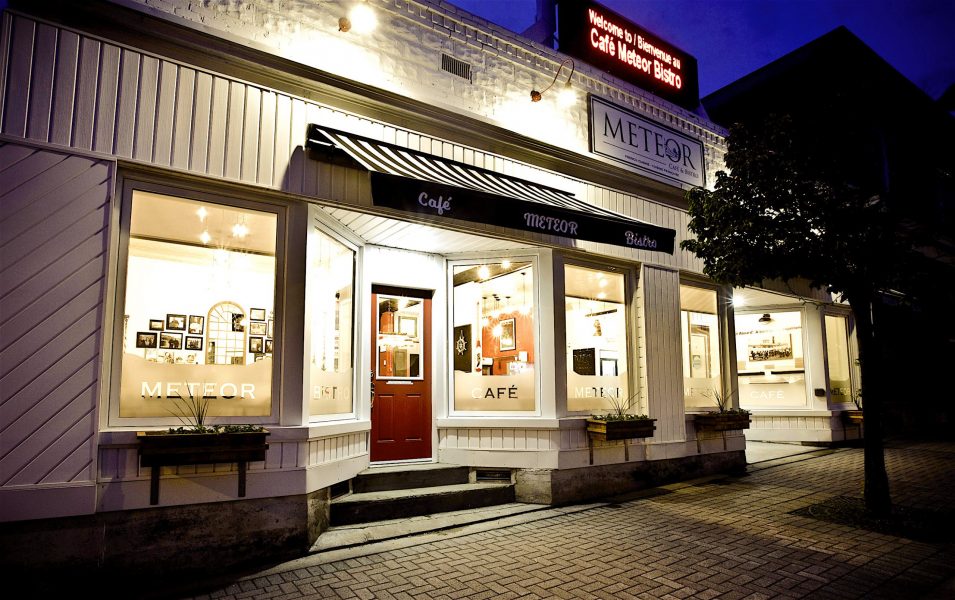 Night view of Cafe Meteor Bistro in Temiskaming Shores