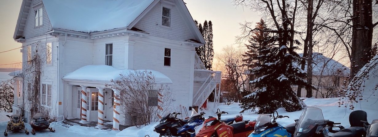 Groupe de motoneige aux Suites des Présidents devant le lac Temiskaming